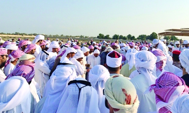 الصورة : حشد غفير من المشيعين بعد أداء الصلاة على الشهيد