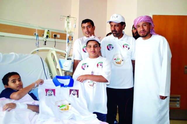 الصورة : إهداء قميص الماراثون إلى نجل العداء علي الوحشي في مستشفى توام  -   البيان