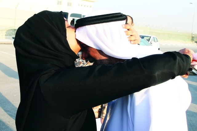 الصورة : إحدى المجندات تقبل رأس والدها قبيل دخولها المعسكر