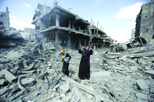 الصورة : فلسطينية تبكي منزلها الذي هدمه الاحتلال في عدوان يوليو 2014 	  أ.ف.ب