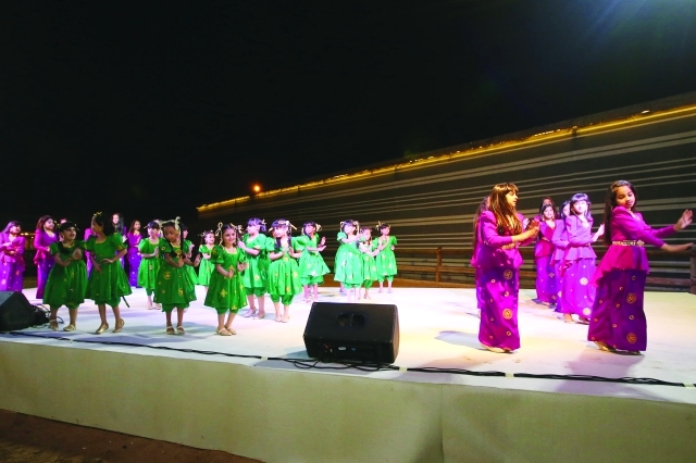الصورة : الطالبات يؤدين الرقصات الشعبية احتفالاً بالحدث  -  البيان