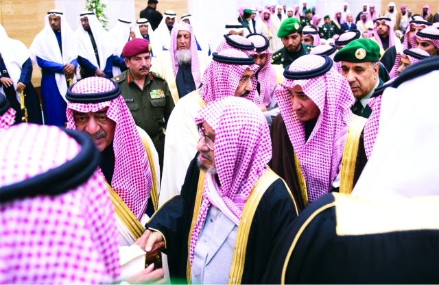 الصورة : ولي العهد السعودي يتلقى البيعة - اي.بي.ايه