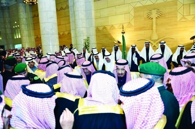 الصورة : خادم الحرمين يتلقى البيعة من جموع المواطنين السعوديين - اي.بي.ايه