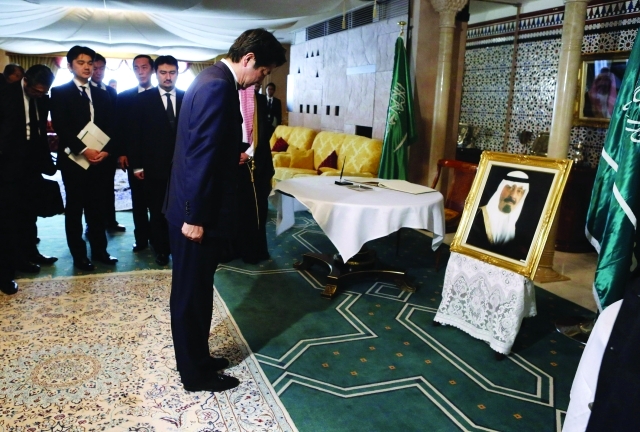 الصورة : آبي منحنياً أمام صورة الفقيد في سفارة الرياض بطوكيو    -    رويترز