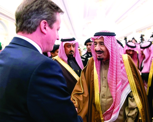الصورة : خادم الحرمين ملتقياً رئيس وزراء بريطانيا ديفيد كاميرون -  اي.بي.ايه