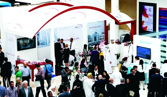 الصورة : مشاركون وزوار خلال معرض الصحة العربي في مركز دبي التجاري العالمي ــ  تصوير: محمود الخطيب