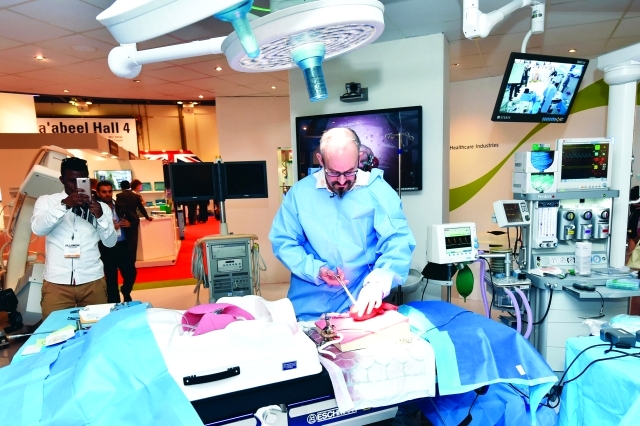 الصورة : أحد الأطباء يجري محاكاة لإحدى العمليات الجراحية خلال المعرض