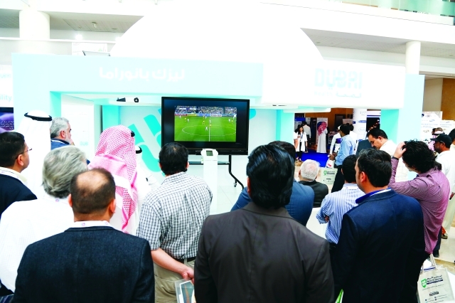 الصورة : الزوار يتابعون مباراة الإمارات وأستراليا في جناح  هيئة صحة دبي