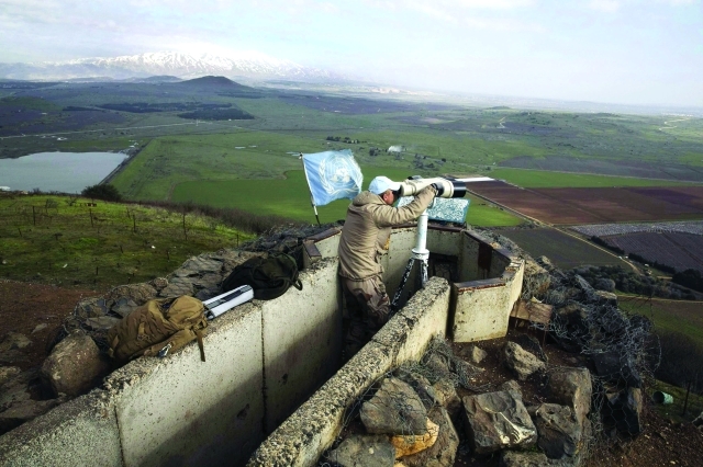 الصورة : جندي من القوات الدولية يراقب المنطقة جنوب لبنان رويترز