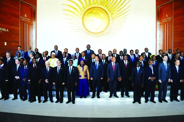 الصورة : لقطة جماعية للمشاركين في القمة الأفريقية   -  اي.بي.ايه