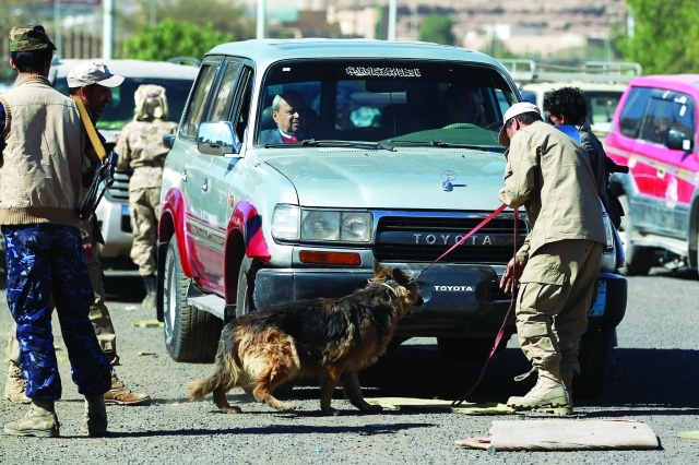 الصورة : عناصر من مسلحي الحوثي يتفحصون المركبات في صنعاء    أ.ف.ب