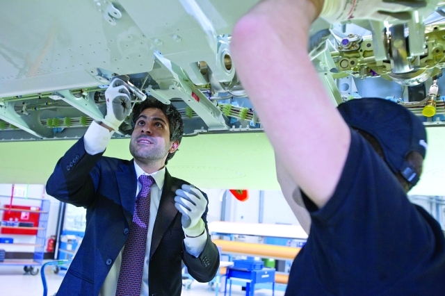 الصورة : بدر العلماء يقوم بتركيب أحد منتجات «ستراتا» في طائرة إيرباص بمصنع الشركة في برلين من المصدر