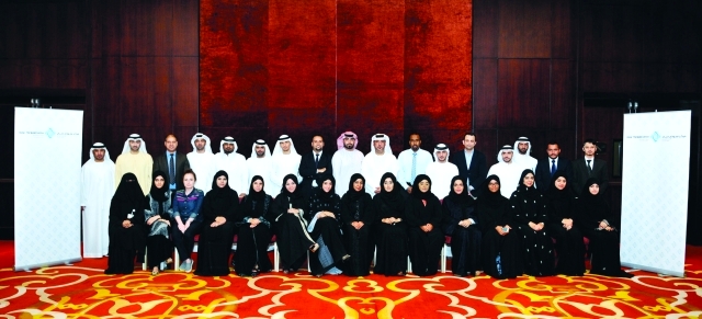 الصورة : موظفو حكومة دبي في لقطة جماعية خلال إحدى الدورات التدريبية           	   من المصدر