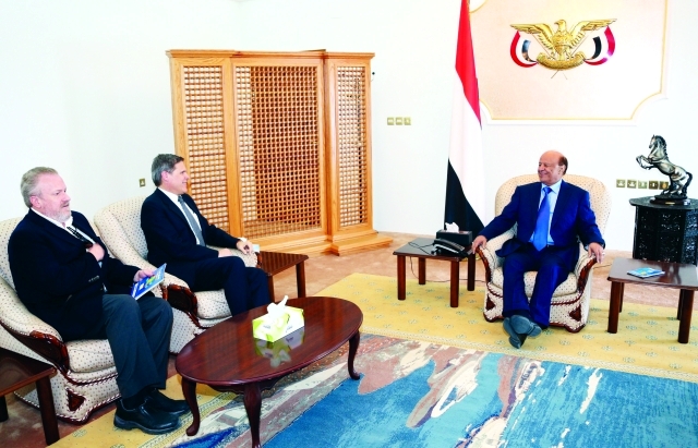 الصورة : الرئيس اليمني أثناء لقائه في عدن السفير الأميركي  أ.ف.ب