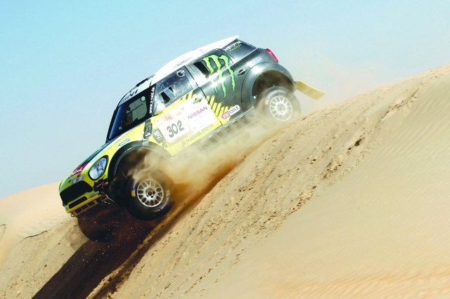 الصورة : منافسات السيارات تشهد إثارة بالغة في صحراء أبوظبي - البيان