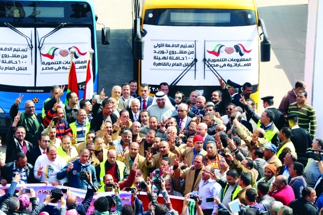 الصورة : لقطة جماعية للجابر مع موظفي هيئة النقل العام في القاهرة -  البيان