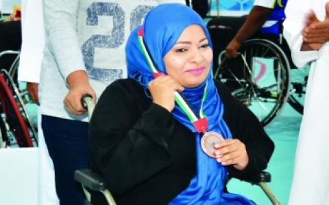 الصورة: الصورة: عائشة المهيري تتحدى الإعاقة وترتقي بالتميز