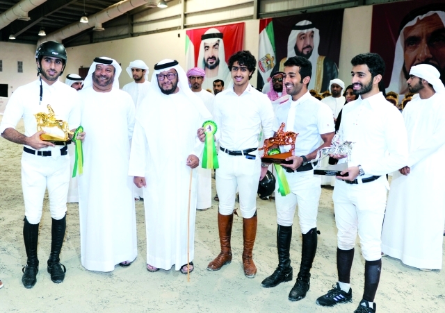 الصورة : سلطان بن زايد مع الفائزين المتوجين في ختام منافسات قفز الحواجز -  البيان