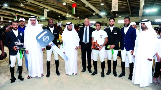 الصورة : سلطان بن زايد مع الفائزين المتوجين في ختام منافسات قفز الحواجز  - البيان