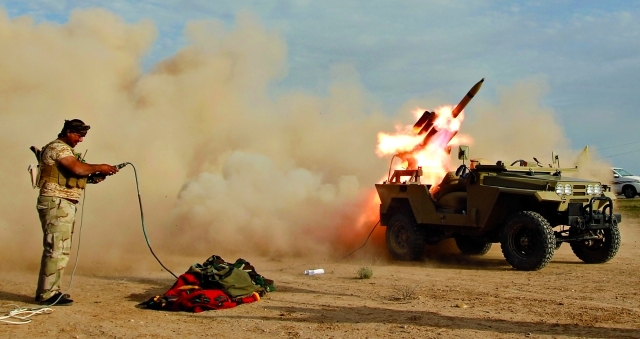 الصورة : مقاتل عراقي يطلق صاروخاً خلال اشتباكات مع عناصر "داعش" في محافظة صلاح الدينرويترز