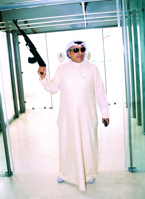 الصورة : دشتي أثناء دخوله المجلس حاملاً سلاحه