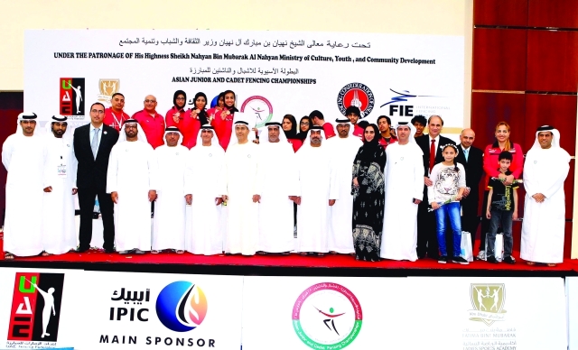 الصورة : سالم القاسمي واللجنة المنظمة وكبار الحضور يشاركون فتيات الإمارات التتويج بالبرونزية -  البيان