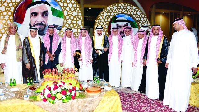 الصورة : ضيوف من المملكة العربية السعودية مع العريس ووالده وشقيقيه