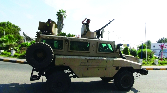 الصورة : قوات موالية لهادي خلال انتشارها في عدن  -  رويترز