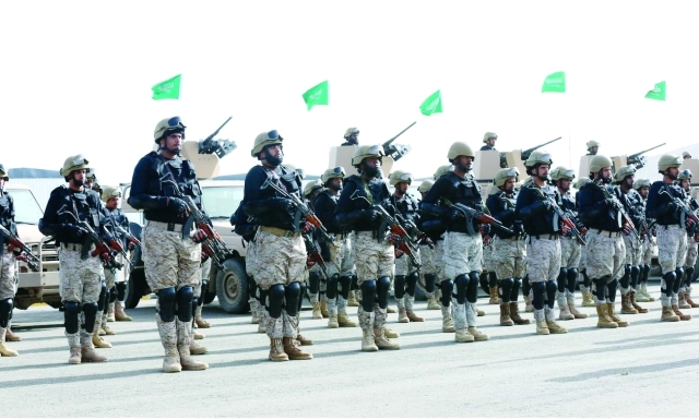 الصورة : القوات السعودية أمام آلياتها المدرعة-واس