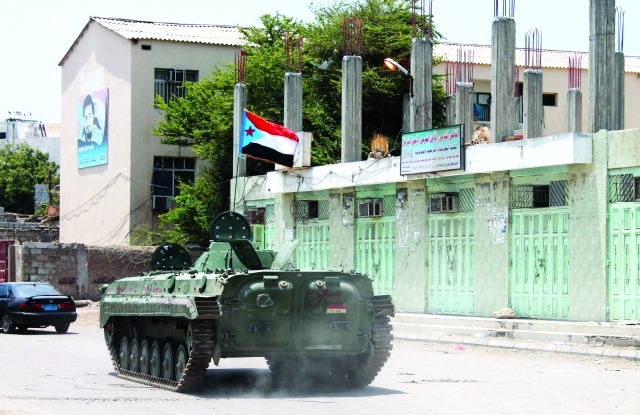 الصورة : دبابة ترفع علم الحركة الانفصالية الجنوبية في مدينة عدن 	 أ.ف.ب