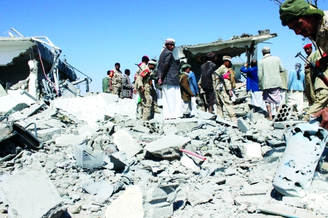 الصورة : مسلحو الحوثي يتفقدون موقعاً عسكرياً استهدفته غارات التحالف في صعدةرويترز