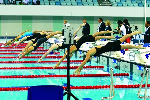الصورة : مجمع حمدان يستضيف منافسات البطولة العربية للسباحة اليوم -  البيان