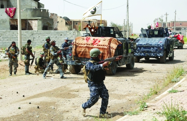 الصورة : القوات العراقية تشتبك مع عناصر داعش في تكريت	أ.ب