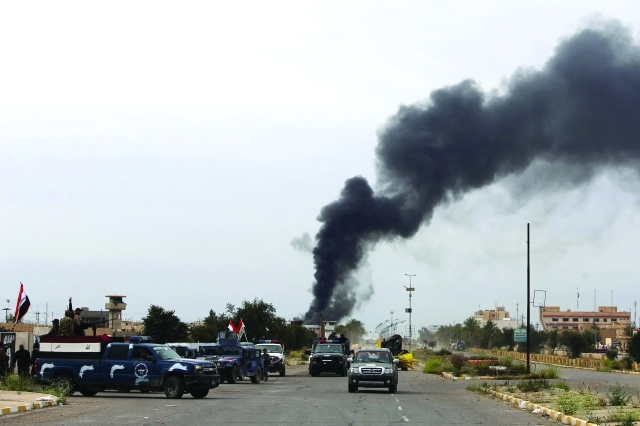الصورة : أعمدة الدخان تتصاعد من إحدى مناطق تكريت -   رويترز