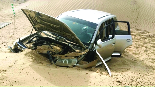الصورة : السيارة الغارقة في الرمال نتيجة القيادة بدون رخصةمن المصدر