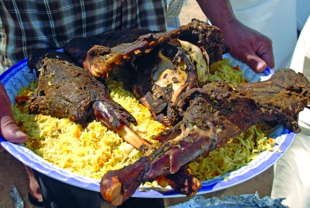 الصورة : السمك والأرز أساس الوجبة على المائدة الإماراتية