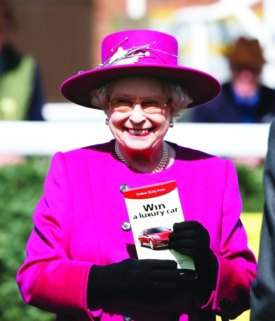 الصورة : ملكة بريطانيا خلال حضورها السباق - من المصدر