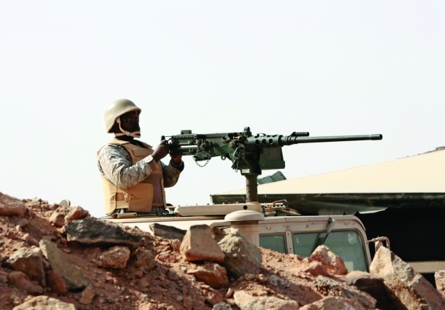 الصورة : جندي في حرس الحدود السعودي على متن مركبته العسكرية على الحدود مع اليمن    	 أ.ف.ب