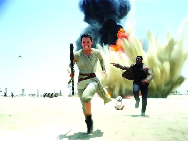 الصورة : مشهد من فيلم «حرب النجوم 7» الذي صور في أبوظبي