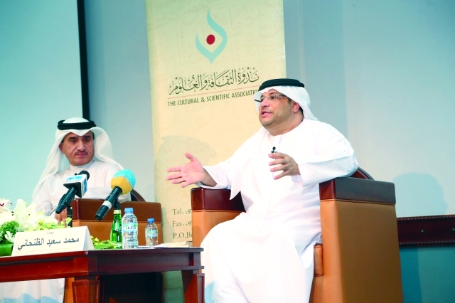 الصورة : محمد الضنحاني وسليمان الجاسم خلال المحاضرة