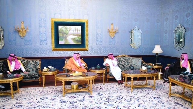 الصورة : خادم الحرمين وولي العهد وولي ولي عهد السعودية يزورون مقرن بن عبدالعزيز  -  واس