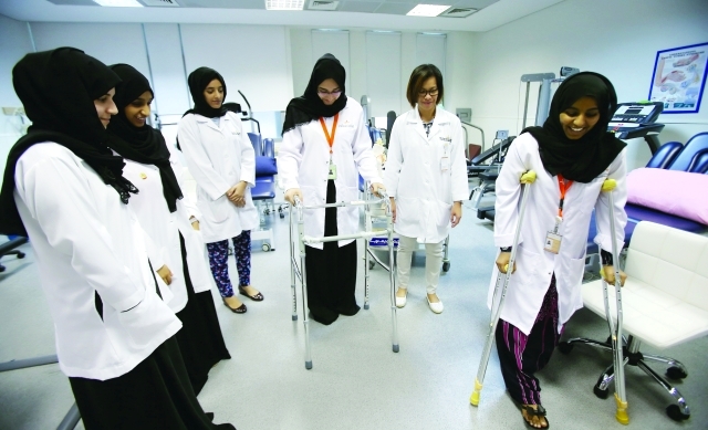 الصورة : الطالبات خلال التدريب في مختبرات العلاج الطبيعي المتخصصة بالكلية تصوير مجدي اسكندر