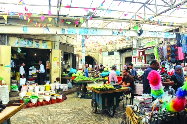 الصورة : سوق في نابلس يزدحم بالبضائع المتنوعة