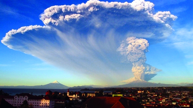 الصورة : تسبب البركان بسحابة كثيفة من الرماد