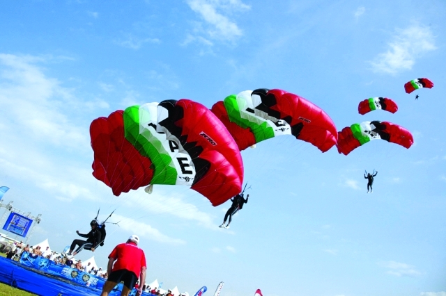 الصورة : القفز بالمظلات إحدى فعاليات مونديال الرياضات الجوية في دبي - البيان