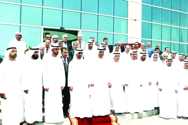 الصورة : حامد بن زايد  متوسطا أعضاء مجلس إدارة شركة الخليج للفلور وكبار المسؤولين خلال افتتاح المجمع