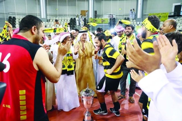 الصورة : لاعبو الوصل يرقصون ابتهاجاً بالفوز بالكأس الغالية