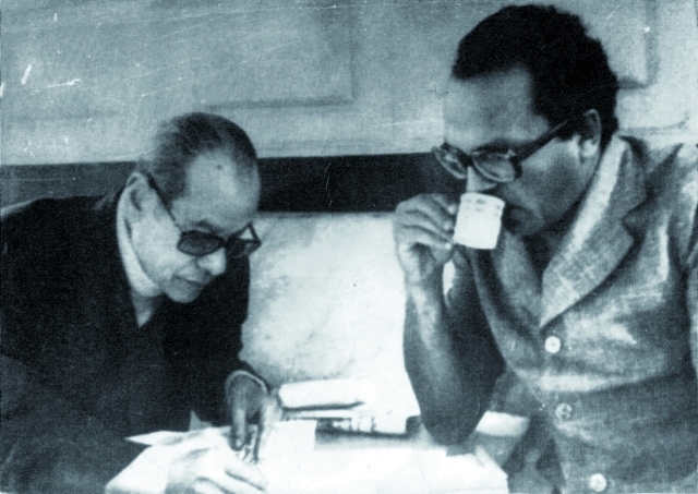 الصورة : نجيب محفوظ وجمال الغيطاني وجلسة تاريخية في مقهى ريش - أرشيفية