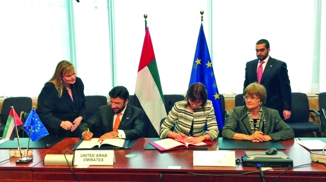 الصورة : سليمان المزروعي و إيلزي يوهانسون خلال توقيع الاتفاقية  -   البيان