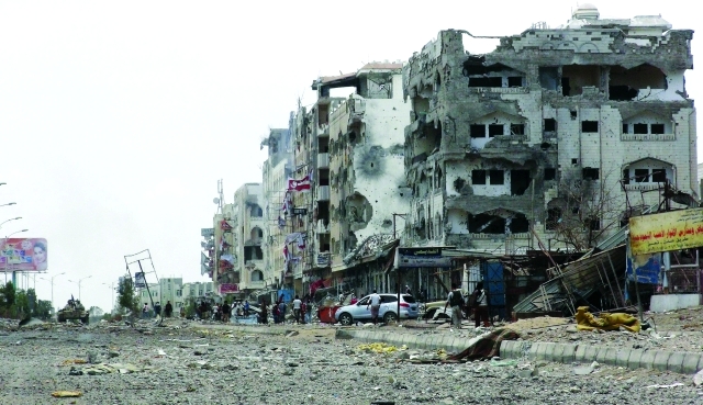 الصورة : مبان سكنية مدمرة في عدن  بقصف الانقلابيين- رويترز